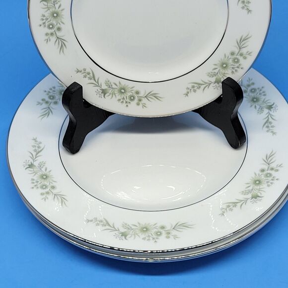 Wedgwood Westbury 3 Salad and 2 Bread Plates Lot of 5 pieces Excellent - Picture 4 of 10